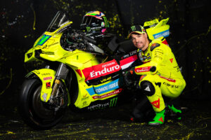 VR46 Racing Team Ducati MotoGP motor met zwarte en gele kleurstelling 2026