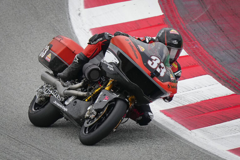 Harley Davidson baggerracer in actie tijdens MotoGP weekend