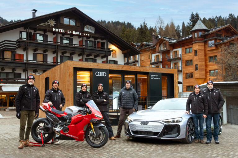 Audi RS e-tron GT en Ducati Panigale V4 R met Ducati Lenovo Team in Madonna di Campiglio