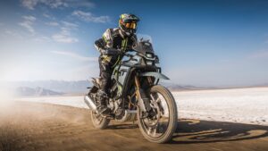 CFMOTO 450MT Rally 2026 met hoog voorspatbord en Akrapovič uitlaat